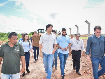 Secretário Rubens Pereira Júnior vistoria obras de campos de futebol