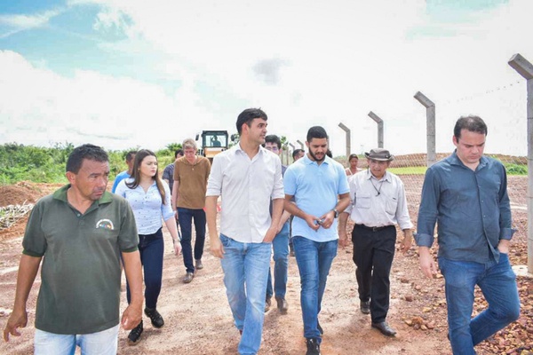 Secretário Rubens Pereira Júnior vistoria obras de campos de futebol