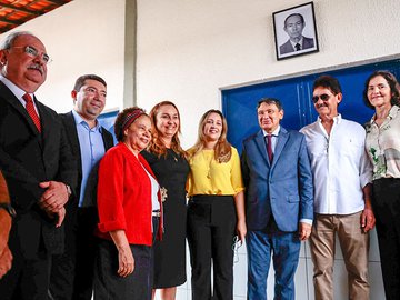 A solenidade contou com a presença de deputados e vereadores.