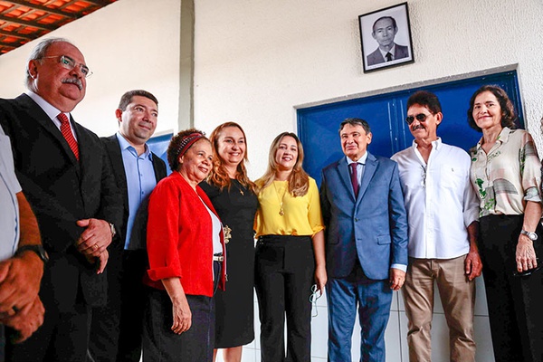 A solenidade contou com a presença de deputados e vereadores.