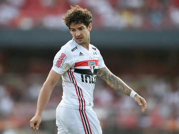 Alexandre Pato atuou como centroavante em sua estreia contra o Botafogo