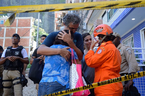 Bombeiros encontram mais um corpo; número de mortos sobe para 10