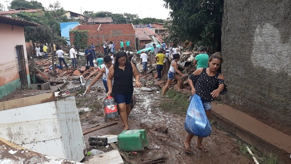 Casas foram atingidas após lagoa de clube transbordar e romper muro do terreno na Zona Sul de Teresina