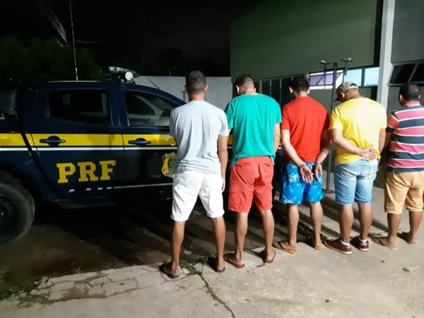 Como grupo criminoso foram encontradas drogas, cheques e cartões de crédito. Quadrilha já vinha sendo monitorada. Ao todo, cinco foram presos.