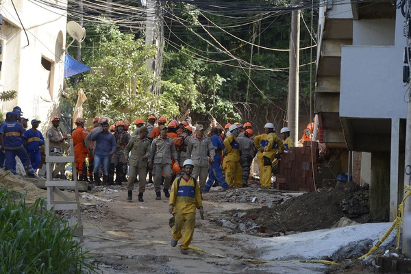 Equipe de resgate trabalhando em desabamento de prédios no Rio