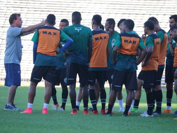 Estevam em treino com Altos