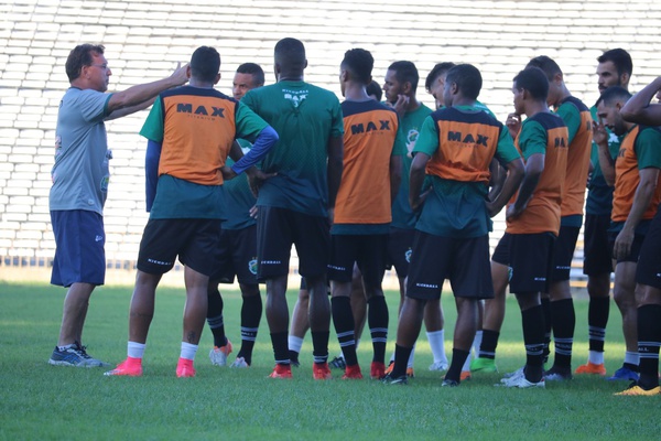 Estevam em treino com Altos