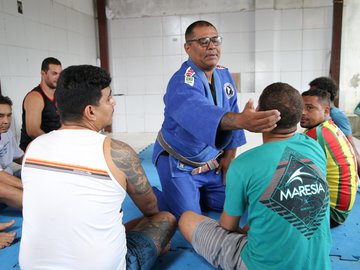 Pacientes em tratamento no Centro de Assistência Psicossocial Álcool e Drogas iniciaram aulas de jiu-jítsu