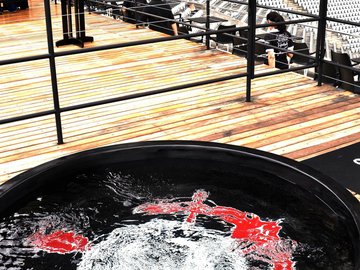 Piscina localizada em camarote atrás de gol na Arena Corinthians