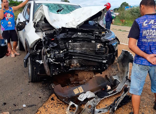 Acidente envolvendo carro de médico mata casal no Sul do Piauí