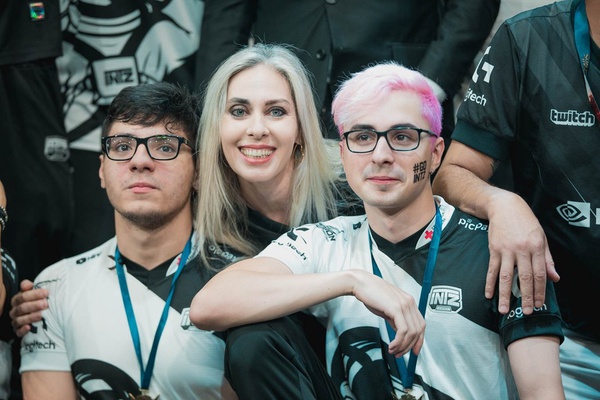 Adriana entre Envy (esq) e Shini (dir) após a conquista do título da INTZ no CBLoL 2019