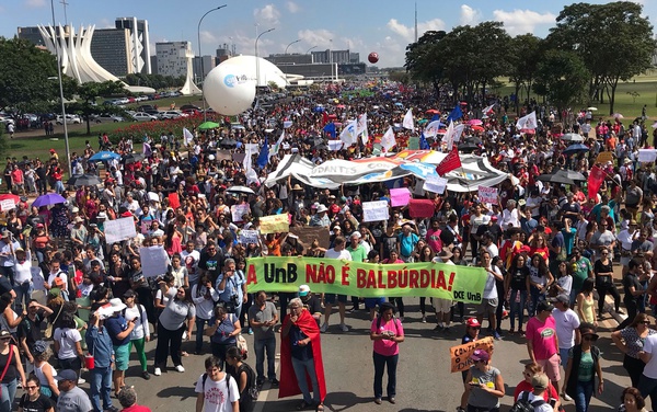 Alunos e professores protestam na Esplanada dos Ministérios, em Brasília, contra os cortes na educação