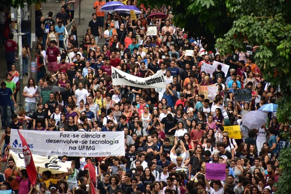 Belo Horizonte (MG) tem protesto contra bloqueios na educação