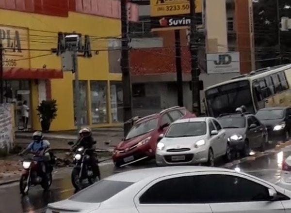 Chuva causa congestionamento e deixa veículos presos em buracos