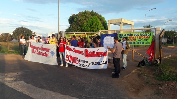 Estudantes bloqueiam portão de entrada da UFT em Palmas