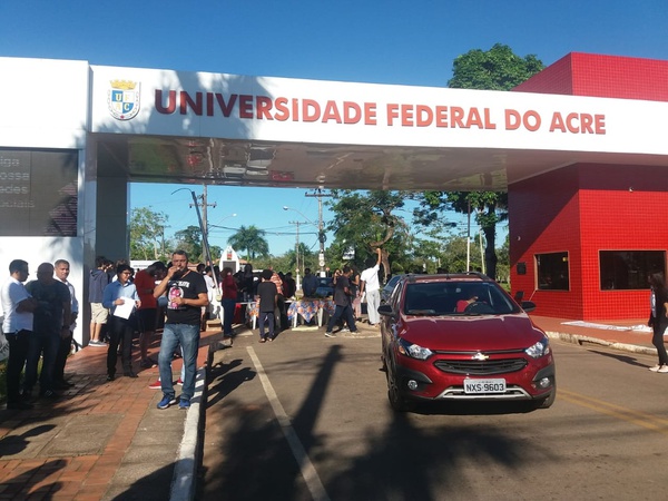 Estudantes e servidores da Ufac fecham universidade e protestam contra bloqueio de verbas