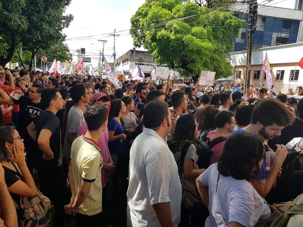 Estudantes, professores e servidores fazem manifestação no Centro de Fortaleza