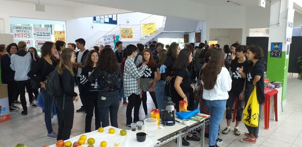 Estudantes, professores e servidores participaram de um café da manhã no IFSC de Florianópolis