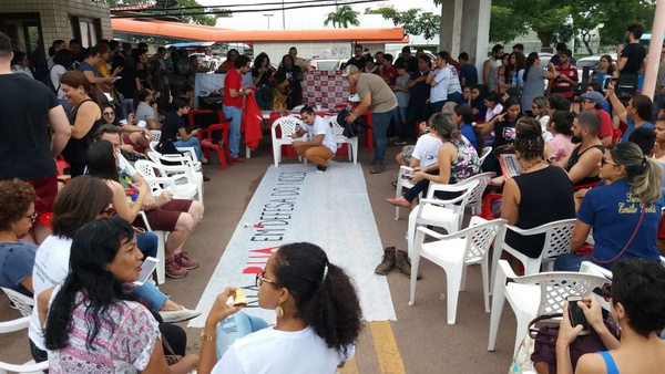 Estudantes, professores e servidores se reuniram na entrada da Unifap, em Macapá