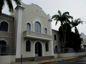 Fachada da escola reformada