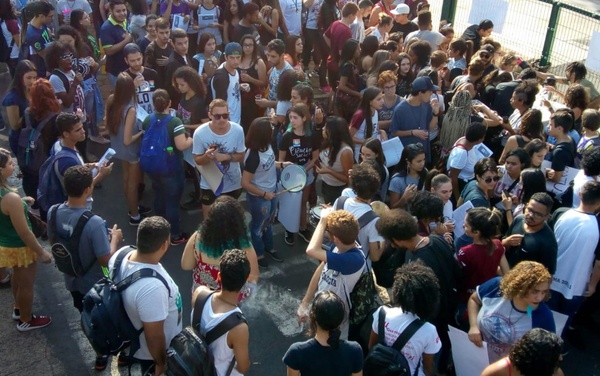Goiás tem protestos contra bloqueios na educação