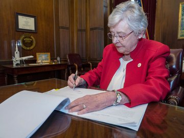 Governadora do Alabama sanciona lei antiaborto mais rígida dos EUA