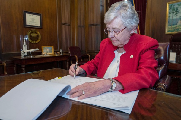 Governadora do Alabama sanciona lei antiaborto mais rígida dos EUA
