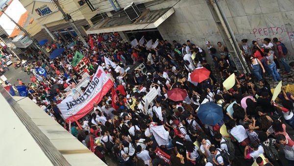 Manifestação contra bloqueios na educação ocupou a Rua Areolino de Abreu, no Centro de Teresina