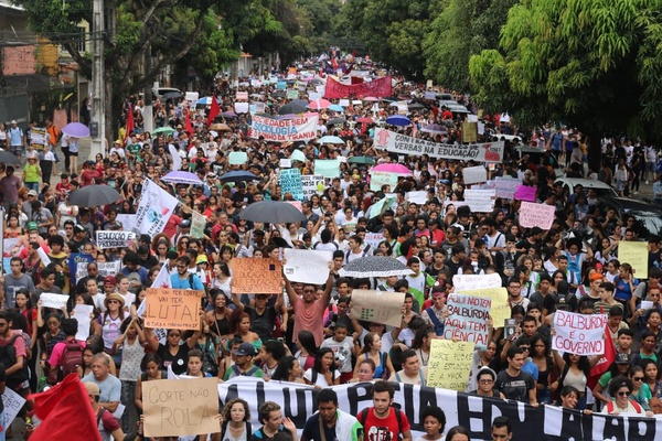 Manifestantes nas ruas de Belém