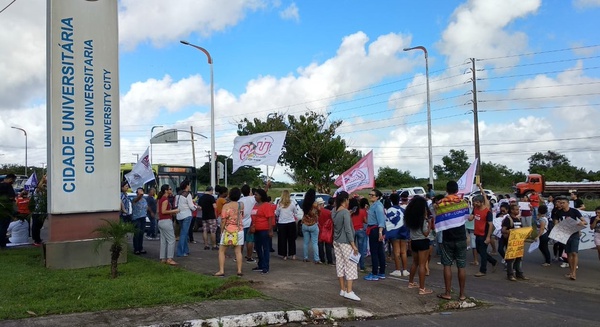 Manifestantes realizam ato contra bloqueio de verbas na educação na UFMA em São Luís