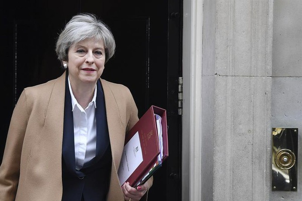 May tenta se manter como premiê apesar de fracasso do Brexit