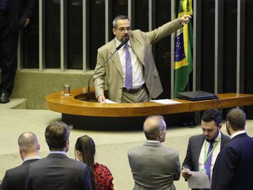 Ministro da Educação participa de sessão no Plenário da Câmara