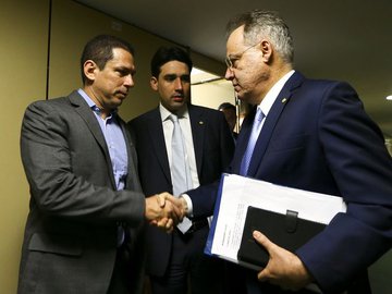 O presidente da Comissão Especial da Reforma da Previdência, deputado Marcelo Ramos, o vice, deputado Silvio Costa Filho, e o relator, deputado Samuel Moreira, após reunião para definir o calendário p