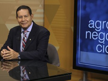 O vice presidente da Republica, Hamilton Mourão,dá entrevista ao programa Brasil em Pauta, da TV Brasil, em Brasília.