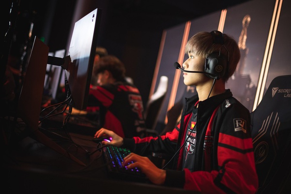 Phong Vu Buffalo foi um dos destaques no primeiro dia de MSI 2019