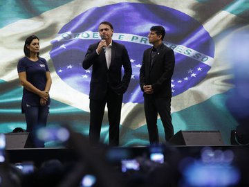 Presidente Bolsonaro e a primeira Dama durante culto