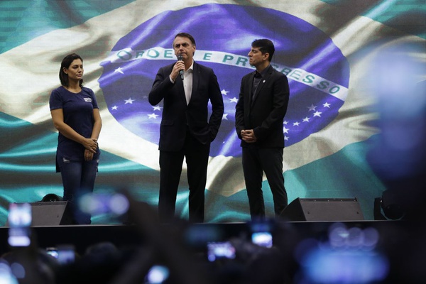 Presidente Bolsonaro e a primeira Dama durante culto