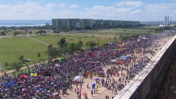 Protesto contra bloqueio de verbas na Educação ocupa parte da Esplanada dos Ministérios, em Brasília