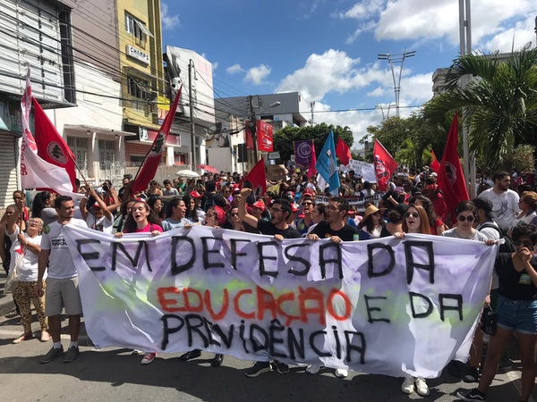 Protesto contra o bloqueio de verbas na educação e a reforma da Previdência em Caruaru