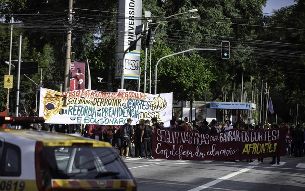 Protesto fecha portão da USP