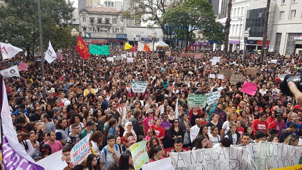 Protesto no Largo do Rosário, em Campinas, contra bloqueio de verbas da Educação.