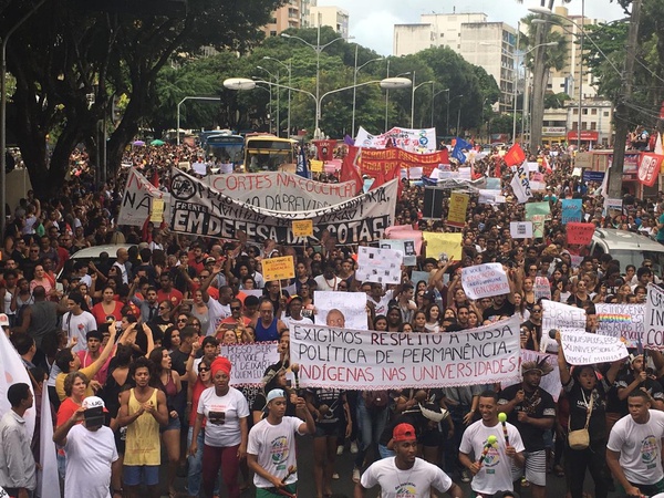 Protesto reúne multidão em Salvador