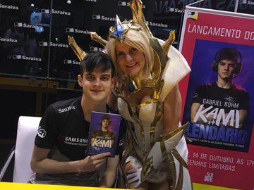 Sandra ao lado do Kami no lançamento do seu livro