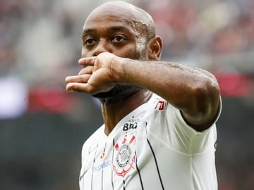 Vagner Love foi o melhor em campo. Marcou gol, serviu companheiros, fez pivô e ainda ajudou muito na marcação. Rendeu melhor como centroavante