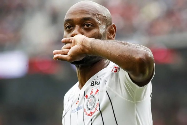 Vagner Love foi o melhor em campo. Marcou gol, serviu companheiros, fez pivô e ainda ajudou muito na marcação. Rendeu melhor como centroavante