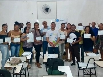 Moradores da Madre Deus em sala de aula