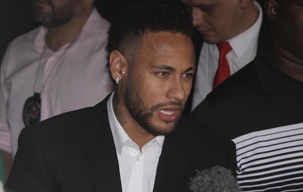 Neymar deixa delegacia dizendo 