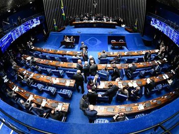Plenário vota suspensão do decreto das armas, PECs e medidas contra corrupção
