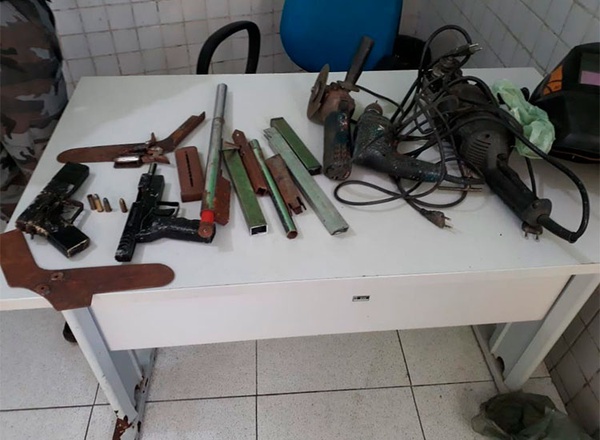 Polícia flagra suposta fabricação de armas em metalúrgica na zona Leste