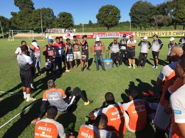 Torcedores fazem reunião com time do River antes de jogo decisivo na Série D